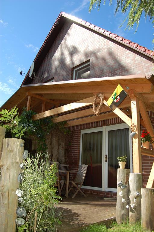 Ferienhaus Im Urigen Garten Bzw Eulenhaus Zingst Kamer foto